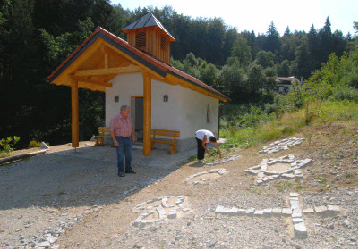 Zur Kapelle gehört auch ein Steingarten, den Reinhard und Roswitha Förg pflegen. (Foto: Geisler)