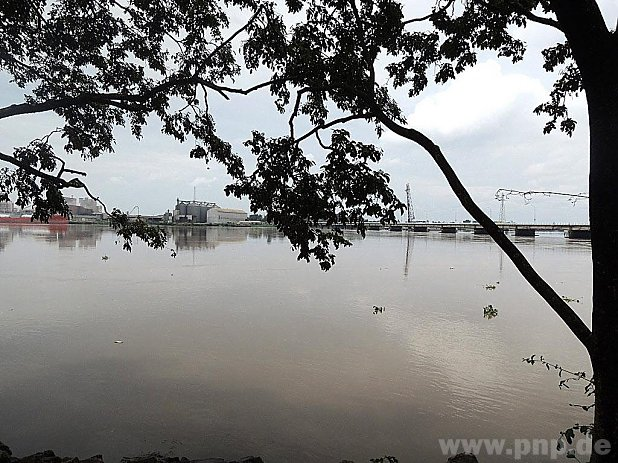 Der Fluss Wouri, der durch Douala fließt und in den Atlantik mündet. Im Hintergrund die bisher einzige Brücke über den Fluss – auf der man meistens im Stau steckt.