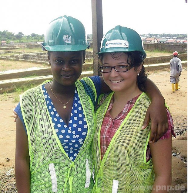 Laura mit einer Arbeitskollegin auf einer Baustelle. Sie drehten dort eine Reportage über einen ehemaligen Auszubildendenden der Hilfsorganisation "DUCA", der dort als Maurer angestellt ist.