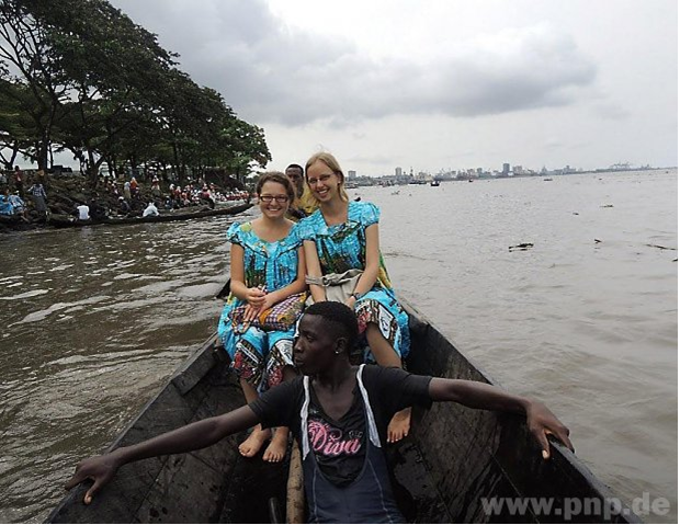 Laura Holzhacker (l.) und ihre Mitbewohnerin in traditionellen "Ngondo-Kleidern" bei einer kleinen Bootstour in einem Kanu auf dem Wouri-Fluss. (Fotos: Holzhacker)