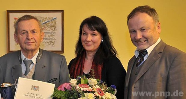 Feier in Hofkirchen: Bürgermeister Willi Wagenpfeil (v.r.) freut sich mit Regina Schmidtmayer über die Auszeichnung, die Alfons Steinlehner für jahrzehntelange Pflege bekam. F.: Geisler?