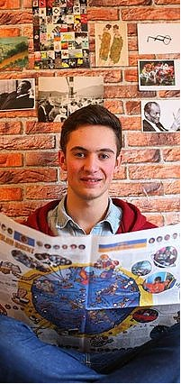 "Q-Rage" heißt die Zeitung des Netzwerks "Schule ohne Rassismus. Schule mit ?Courage", für die Lucas Kitzmüller schreibt.  (Foto: Jäger)