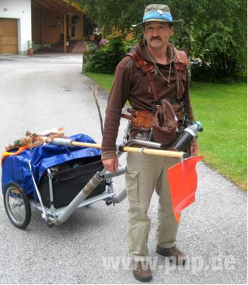 Mit einem umgebauten Fahrradanhänger, Kreuz und roter Fahne  machte sich Georg Kribitzneck auf den Weg. Die Fahne hatte im Graben einer Bundesstraße gefunden. „Mit ihr fühlte ich mich sicher.“ (Foto: privat/ Geisler)