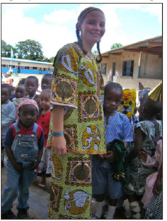Anna Lea mit den Kindergartenkindern beim Karneval in der Schule - sie trägt das typische Gewand für afrikanische Mamas.