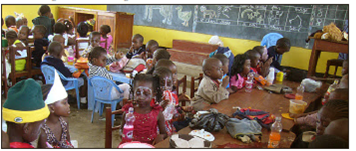 Fasching auf afrikanisch: Die verkleideten Kinder beim Mittagessen in ihrem Klassenzimmer.