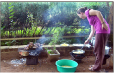 Kochen unter freiem Himmel: Anna Lea macht Bratkartoffeln am Ausflugstag mit den Novizinnen. - Fotos: privat