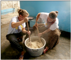Linda und Lea beim "Bukari" kochen, dem typischen afrikanischen Essen aus Mais, Mehl und Wasser. Jeder muss mindestens einmal am Tag "Bukari" essen, sonst wird er nicht satt.