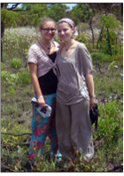 Linda (links) und ich auf der Farm. Mittags gab es ein Picknick.