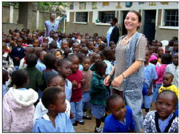 Anna Lea mit Kindern bei der Morgenanimation. Die Regeln sind streng an dieser Schule: Wer die Haare nicht ordentlich geflochten oder die falschen Schuhe trägt, muss nach Hause gehen. - Fotos: Kronpaß