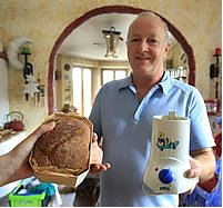 Brot gegen Babyflaschenwärmer: Bei "Wir gemeinsam" werden Waren, aber auch Dienstleistungen getauscht. Der Werbekaufmann Richard Kühberger ?ist Mitgründer des Tauschkreises. ? Foto: Jäger