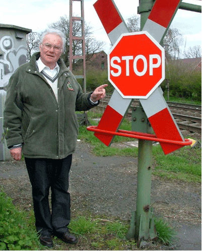 Werner Kuhlmann mit seinem Stopp-Schild. (Foto: www.stopp-schild.de)