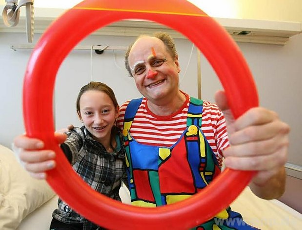 Liebgewonnener Besucher nicht nur in der Kinderklinik: Clown Oli ? auf dem Foto mit der jungen Patientin Natalie (13), mit der er gerade "im Cabrio" pantomimisch durchs Krankenzimmer "flitzt" ? gehört seit Jahrzehnten in Passau zum willkommenen Unterhalt