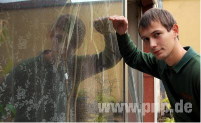 Nicht Neugierde, sondern Besorgnis ließ Florian Markmüller durchs Fenster ins Wohnzimmer schauen. Nach merhmaligem Klopfen und Rufen vernahm er ein Wimmern, schließlich entdeckte er den hilflos am Boden liegenden Mann. (Foto:  Rücker)