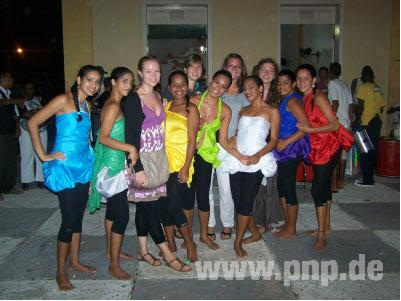 Theresa Bauer, Hannah Geyer, Tatjana Kreitmeyer und Karolina Namyslo mit den afro-brasilianischen Tänzerinnen beim Treffen zwischen katholischer Religion und dem Cantomplet-Kult