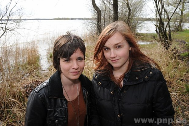 Die Lebensretterinnen vom Chiemsee: Nicky (17, l.) und Conny (16) an der Unglücksstelle in Seebruck. (Foto: Piffer)