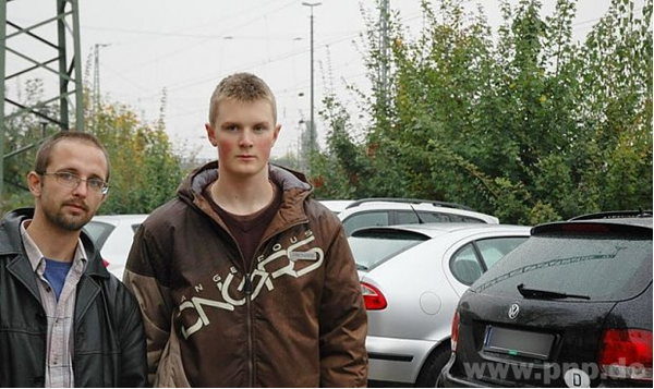 Sascha Streisinger (l.) und Florian Obermeier haben nicht weggeschaut, sondern mutig eingegriffen, als ein Rumäne eine junge Frau am Plattlinger Bahnhof vergewaltigen wollte. Er hatte sie in den Busch (im Bildhintergrund) gezogen. Die Männer überwälti