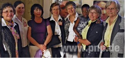 Die Passauer Solwodi-Frauen mit ihrer Gründerin Dr. Lea Ackermann (mitte). Dies sind (v.l.) Stilla Foidl, Brigitte Hartl, Sonja Schorner, Sr. Verena Bergmair, Walburga Wieland und Marieluise Pretzell. Nicht auf dem Foto ist Sr. Friderike Ammeshuber S.DS.