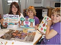 Fröhliche Bilder haben Melanie Popiolek (v.l.), Julia und Claudia Stockinger gemalt und sie zugunsten der hungernden Kinder am Horn von Afrika verkauft. (Foto: Wildfeuer)