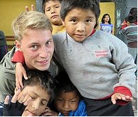 Im sozialen Bereich arbeiten die meisten Freiwilligen. Tom Renz (links) hilft in einem Waisenhaus in Peru. Für Veronika Scheffel (kl. Bild) geht es zum Helfen weit weg – nach Sri Lanka. ? Foto: privat/Schönstetter