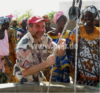 Erst in 40 Metern Tiefe ist Wasser zu erwarten: Darum ist es eine ziemliche Knochenarbeit, einen gefüllten Eimer aus dem Brunnen nach oben zu befördern, wovon sich Landwirt Georg Rodler beim Besuch im Senegal selbst überzeugen konnte. (Foto: privat)