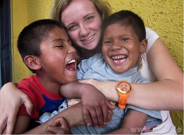 Romy Schmied betreut im Rahmen eines freiwilligen sozialen Jahrs in Peru Kinder wie Pascal und Fernando, um ihnen eine bessere Zukunft zu ermöglichen. - Foto: Schmied