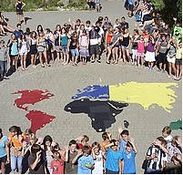 Sie versammeln sich um die Welt: Die Schüler der Realschule sagen „Pack’ mas!“. Rund 10 000 Euro erbrachte die Aktion in den letzten beiden Jahren. (Foto: red)