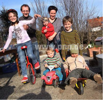 Drei eigene, zwei angenommene Kinder ? doch die Sperlings sind ein eingespieltes Team: Veronika, Papa Alfred, Anton, Nesthäken Vanessa, Mama Eva, Moritz und Daniel. (Foto: Jäger)