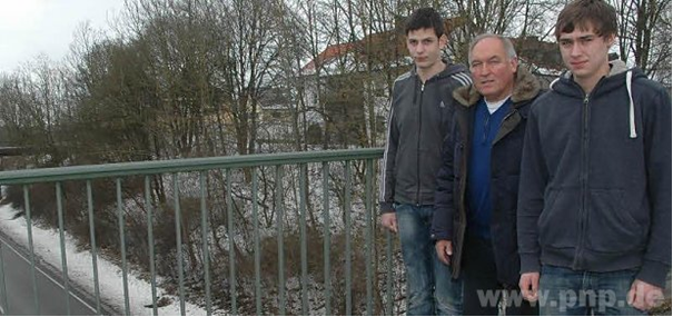 Über dieses Geländer der Fußgängerbrücke, die zur Berufsschule Altötting führt, wollte sich am Mittwoch eine junge Frau in den Tod stürzen. Die beiden Schüler Stefan Stadler (17, r.) und Lukas Rottenaicher (19, l.) hielten sie in letzter Sekunde 