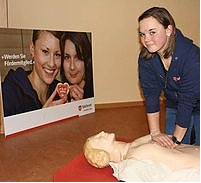 Wiederbelebung gehört für Laura Stemplinger zu den einfachsten Übungen. Hier trainiert sie an einer Puppe im Gruppenraum der Malteserjugend im Seniorentreff Foto: Ried?im Zwinger.