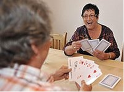 Spielen und viel lachen: unter anderem damit hellt Gabriele Unger (r.) den Alltag von Demenzkranken auf. Die 67-Jährige ist als ehrenamtliche Betreuerin für das Rote Kreuz im Einsatz. (Foto: Geisler)