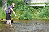 Sabrina Zaglauer zeigt auf die Stelle, wo sie das kleine Mädchen gefunden und aus dem Wasser gezogen hat. Obwohl der Große Regen hier nicht tief ist, bestand Lebensgefahr. (Foto: pnp)