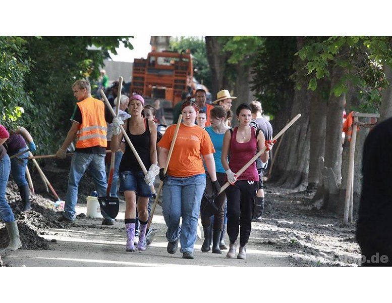 Das große Aufräumen: Nach dem Hochwasser räumt Passau auf ? und vor allem viele Studenten helfen.