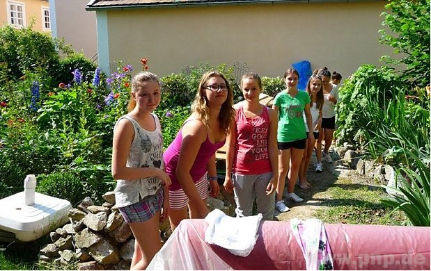 Menschenkette und viel Menschlichkeit: Insgesamt 18 Schülerinnen der Realschule Niedernburg halfen einer Hauseigentümerin bei aufwendigen Aufräumarbeiten im denkmalgeschützten Haus Ort 15.