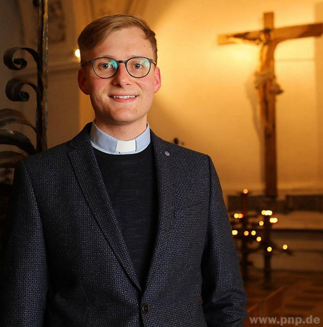 Diakon Hubertus Kerscher jun. (24) im Passauer Dom. Nach sechs Jahren Priesterseminar steht in diesem Jahr seine Weihe zum Priester bevor. "Sechs Jahre sind viel Zeit, um sich im Klaren darüber zu sein, ob es wirklich der richtige Schritt ist." F.: Jäge