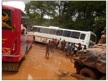 Die Straße von Lubumbashi nach Kolwezi ist während der Regenzeit nur Schlamm, was das Reisen beschwerlich macht. Inzwischen ist der Schlamm viel Sand gewichen. - Fotos: red