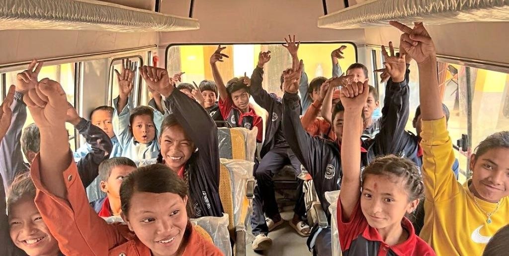 Kinder und hilfsbedürftige Erwachsene in einem neuen Bus