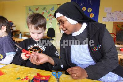 „Es ist meine neue Heimat“, sagt Schwester Jérômine fröhlich. Damit meint sie ihr Leben im Kloster St. Scholastika in Neustift bei Ortenburg, in dem sie vergangenes Jahr die Ewige Profess abgelegt hat, und ihre Arbeit im Kindergarten St. Maria in F