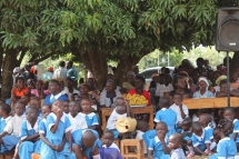 Eltern und SchülerInnen der Uhola Primary School