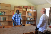 und Charles Opondo (deputy headteacher) im Lehrerzimmer