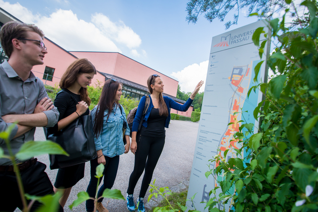 Studierende auf dem Campus der Universität Passau Studierende auf dem Campus der Universität Passau