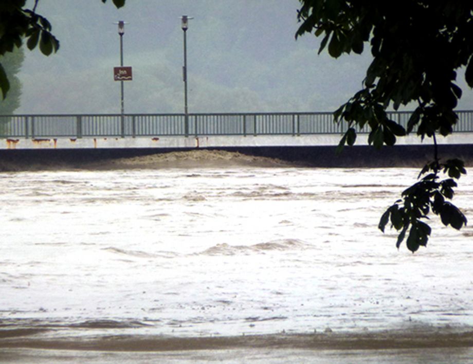 Fluss mit angestiegenem Wasserpegel