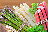 Korb mit Spargel und Rhabarbar
