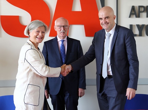 Foto mit Pr&auml;sidentin Prof. Dr. Carola Jungwirth, Pr&auml;sident Dr. Eric Maurincomme und dem Deutschen Generalkonsul in Lyon Max Maldacker.