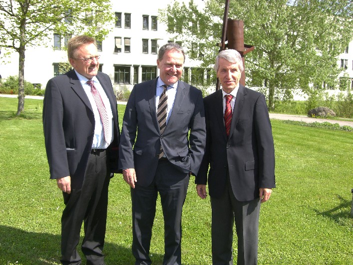 Kanzler Ludwig Bloch (von links), Minister Dr. Wolfgang Heubisch und Pr&auml;sident Prof. Dr. Walter Schweitzer.