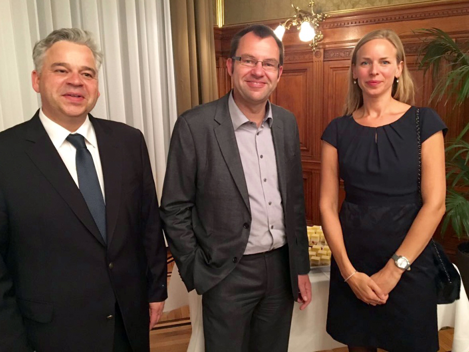 Kanzler Dr. Achim Dilling und Marie-Helene W&uuml;nsch vom Referat Gleichstellung der Universit&auml;t Passau im Austausch mit Prof. Dr. Frank Ziegele vom Centrum f&uuml;r Hochschulentwicklung (CHE), der die Tagung moderierte. Foto: privat