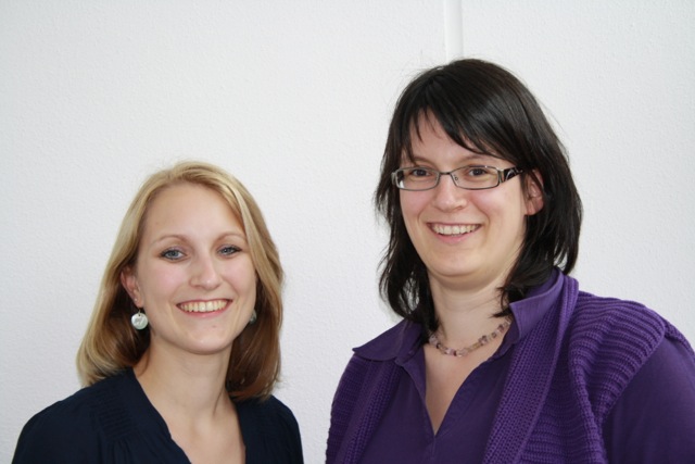 Julia Ruppert (links) und Eva Lang freuen sich &uuml;ber die Projektf&ouml;rderung von Google.
