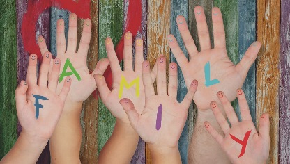 Bunt bemalte H&auml;nde von Kindern und Erwachsenen