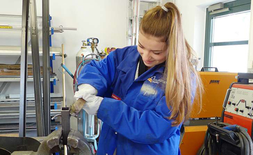 M&auml;dchen arbeitet mit Metall in der Hauswerkstatt