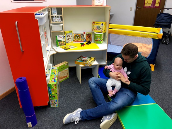 Die aufgeklappte KidsBox am Arbeitsplatz Die aufgeklappte KidsBox am Arbeitsplatz