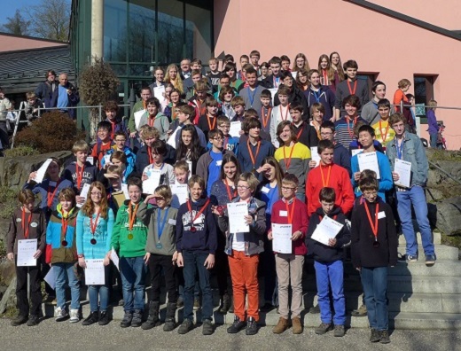 Preistr&auml;gerinnen und Preistr&auml;ger vor dem Audimax der Universit&auml;t Passau